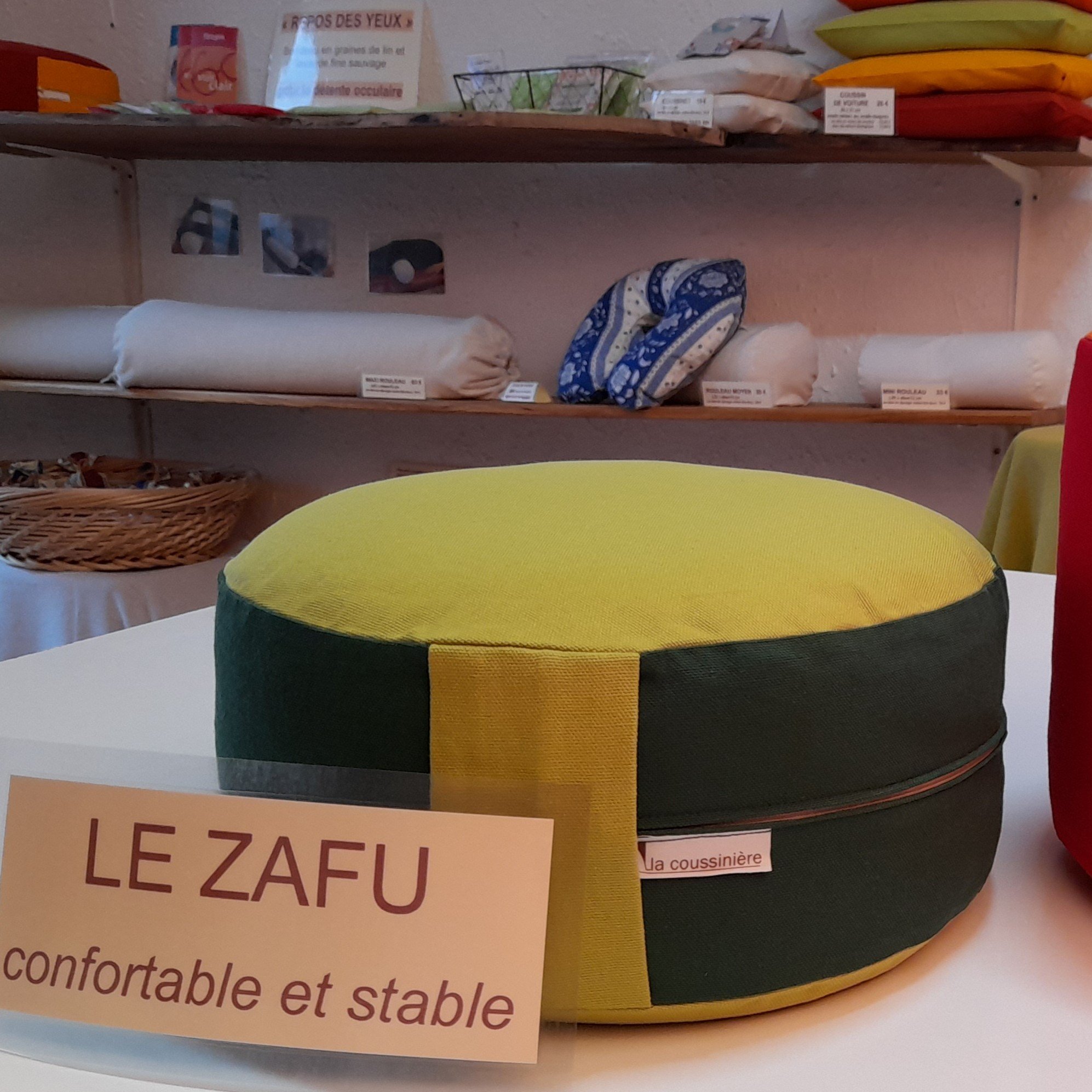 Zafu bio en petit &eacute;peautre avec housse : coussin de yoga, m&eacute;ditation ou d&eacute;coration &eacute;co-responsable